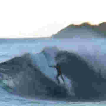 Caroline Sarran pro du surf à la découverte de l'extrême