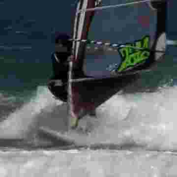 Alex pro de la planche à voile te fait une démo