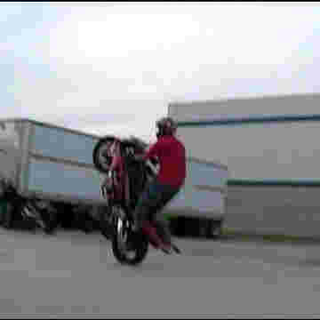 Biker blessé au bras après sa chute!