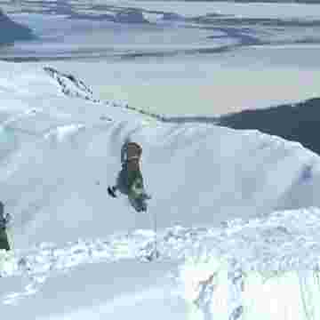 Magnifiques sauts d'un pro du snowcoot