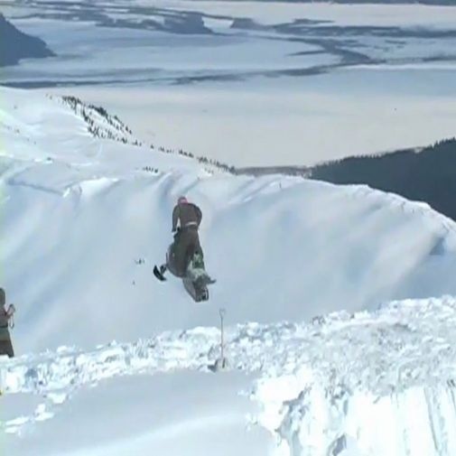 Magnifiques sauts d'un pro du snowcoot