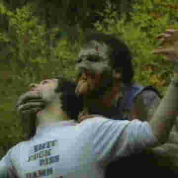 Zombie attaque des gens et les mange