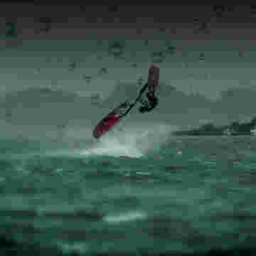 Gregoire Scherpe réalise un saut majestueux sur sa planche à voile!