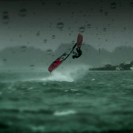 Gregoire Scherpe réalise un saut majestueux sur sa planche à voile!