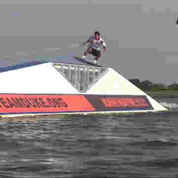 Wakeboarders en action Live It Love It!