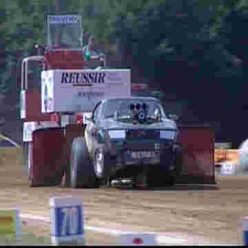 Tractor pulling : Il tracte une remorque sans difficulté!