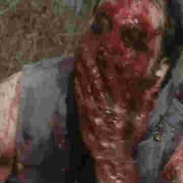 Un zombie affamé dévore une fille avec appétit