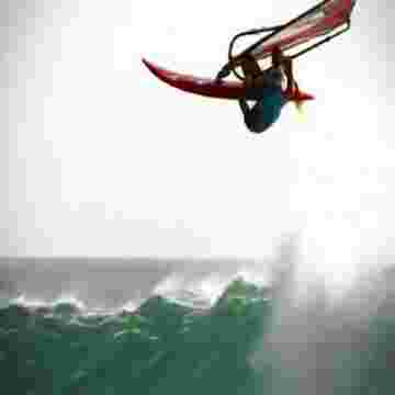 Josh affronte les grosses vagues sur sa planche à voile