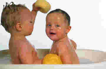 Bébés jumeaux s'amusent dans leur bain