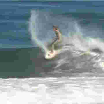 Leean Curren surfant sur les vagues à toute vitesse!