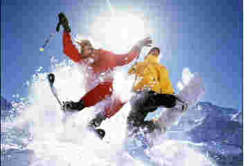 Un couple de skieurs faisant des acrobaties