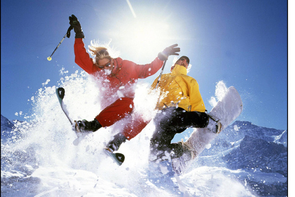 Un couple de skieurs faisant des acrobaties