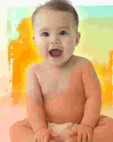 Bébé émerveillé en couche-culotte et sourit