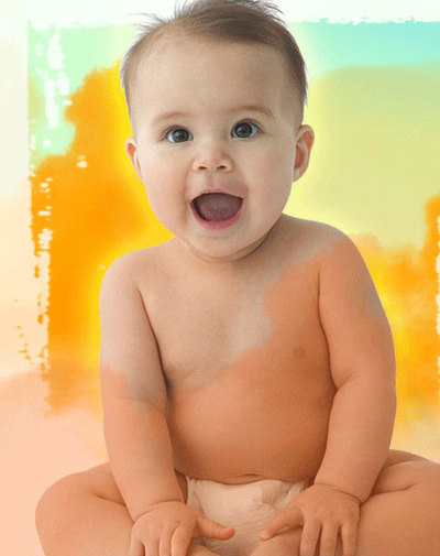 Bébé émerveillé en couche-culotte et sourit
