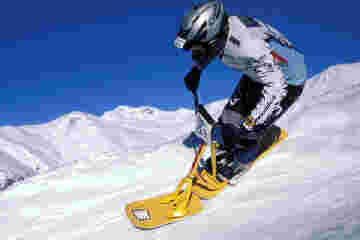 Homme faisant de snowscoot