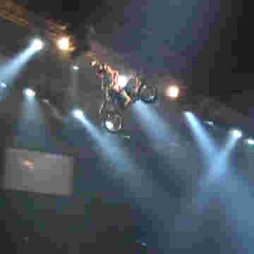 Bikers faisant des acrobaties dangeureuses