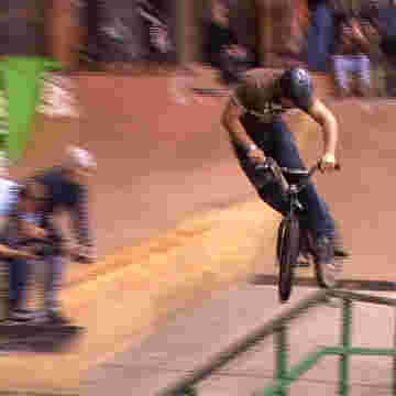 Pros du BMX réalisant des sauts grandioses!