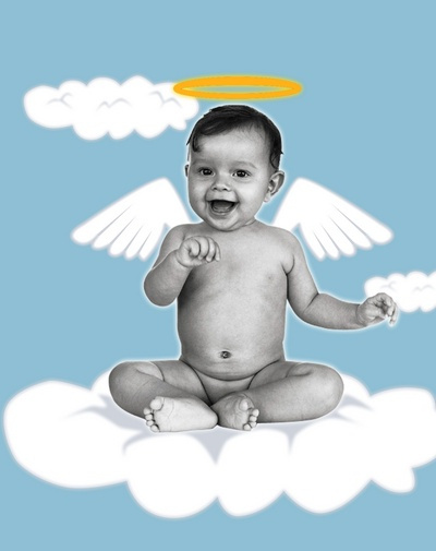 Bébé ange sur son nuage te sourit