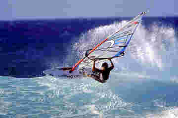 Planchiste surfant sur les vagues à pleine vitesse