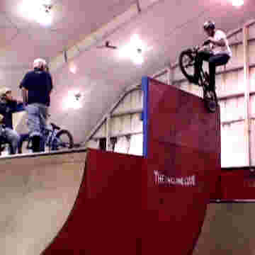 Pros du BMX réalisant des figures étonnantes