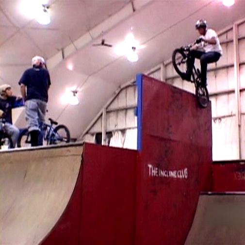 Pros du BMX réalisant des figures étonnantes