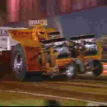 Impressionnant pilote sur son énorme tracteur jaune!