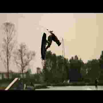 Daniel Grant passionné de wakeboard réalisant d'incroyables sauts