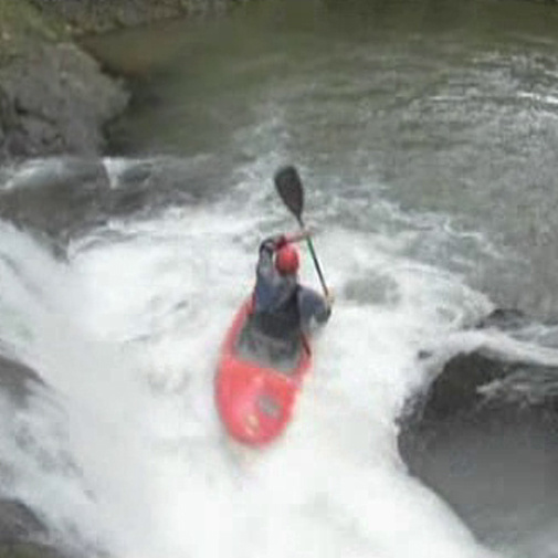 Kayakiste fait une descente de rivière admirable!