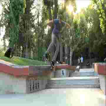 Sebastien Allibert et ses potes faisant de stupéfiantes acrobaties