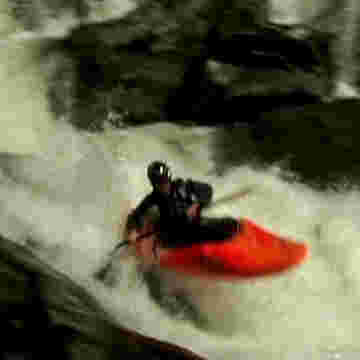 Kayakistes font une descente dangereuse pour faire monter l'adrénaline!