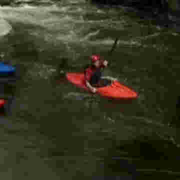 Kayakistes affrontant le danger de la pression de l'eau!