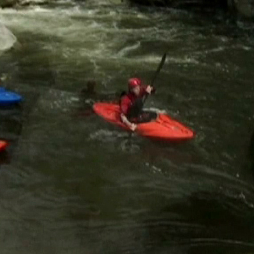 Kayakistes affrontant le danger de la pression de l'eau!