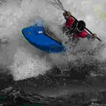 Kayakistes à la recherche de sensations fortes