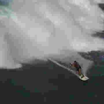 Surfers nautique réalisant des sauts formidables!