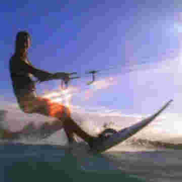 Impressionants surfers nautiques tourbillonnant dans l'air!