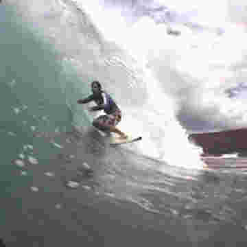 Chutes spéculaires de Surfers dans les grosses vagues