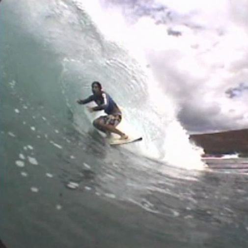 Chutes spéculaires de Surfers dans les grosses vagues