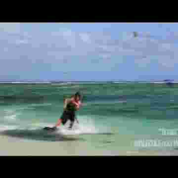 Thomas wakeboarder réalisant des sauts à couper le souffle