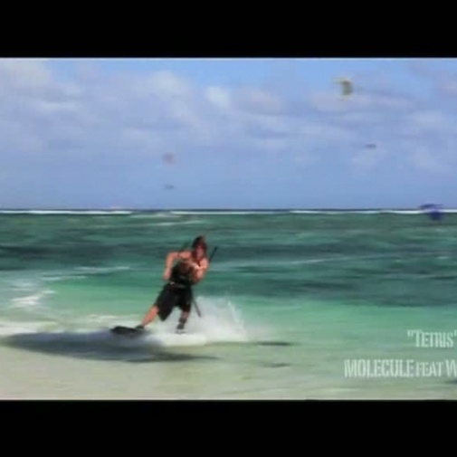 Thomas wakeboarder réalisant des sauts à couper le souffle
