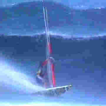 Planchistes affrontant les vagues les plus puissantes!