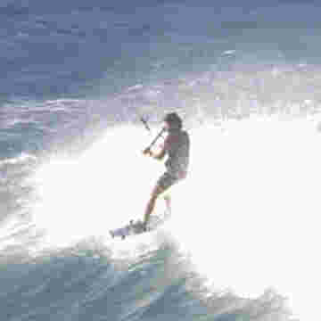 Surfers wipe-out par la vitesse sur la vague!