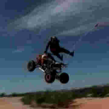 Ils n'ont peur de rien sur leurs quads dans le désert!