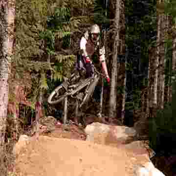 Biker faisant d'incroyables figures dans la forêt