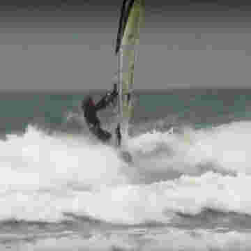 Jules Denzel caressant les vagues sur sa planche à voile!