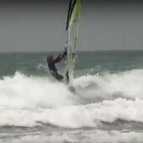 Jules Denzel caressant les vagues sur sa planche à voile!