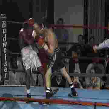 Free Fight : Rodriguez jette son adversaire en dehors du ring