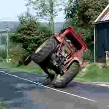 Impressionnant tracteur roulant sur ses deux roues!