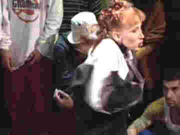 Cette rousse n'a pas peur d'affronter les meilleurs du street dance