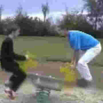 Regis fait une acrobatie délirante sur une balançoire!