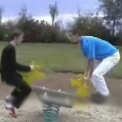 Regis fait une acrobatie délirante sur une balançoire!